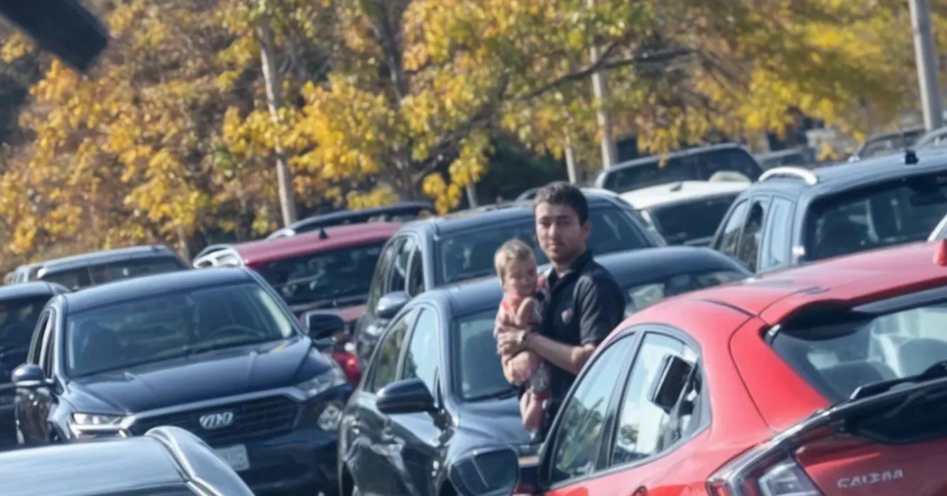 Ouders laten hun baby achter bij de autodealer zodat ze proefrit kunnen maken