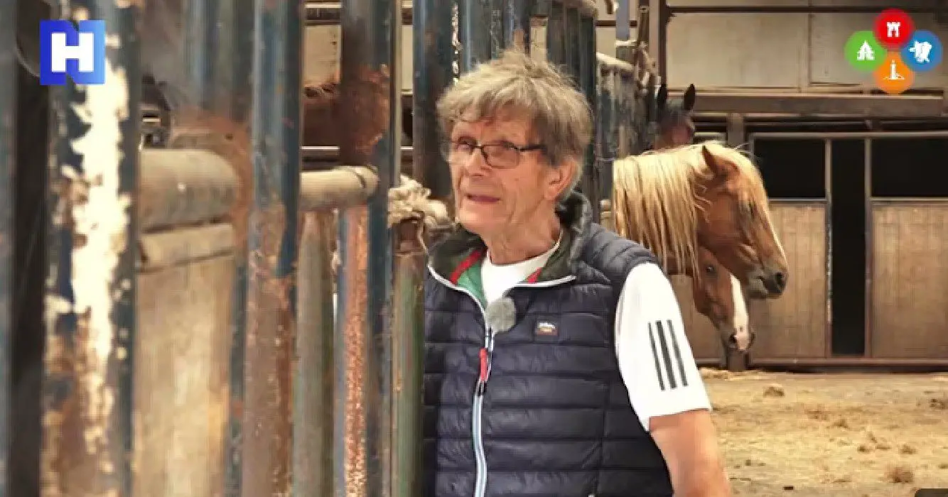 79-jarige Cees rent brandende stal binnen om zijn paarden te redden 