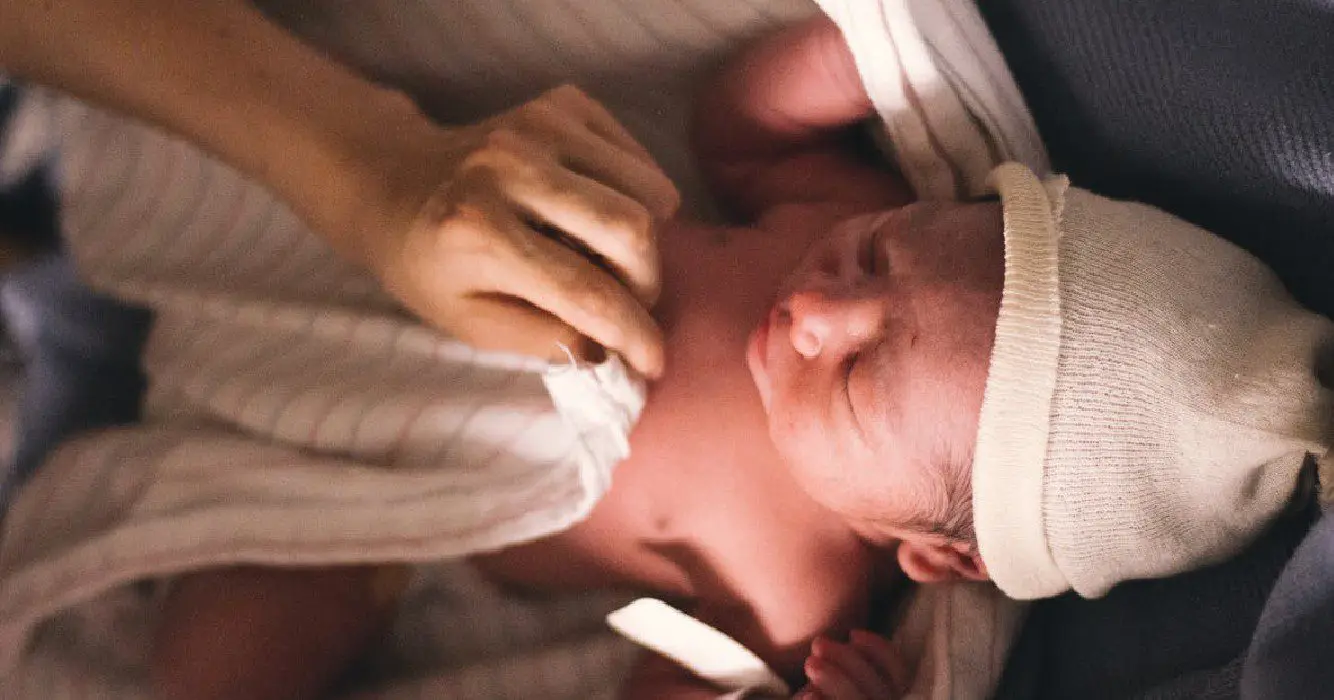 Moeder vraagt rokende oma om zich te douchen en omkleden voordat ze kleinkind mag vasthouden