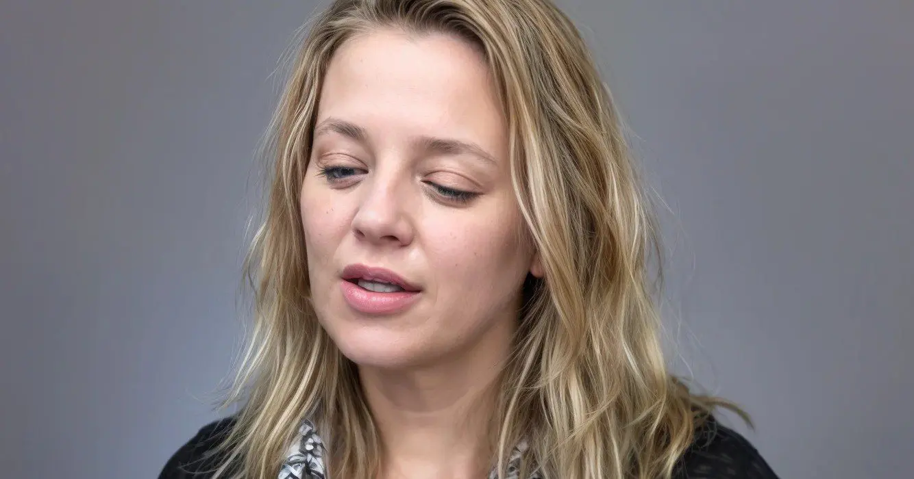 Vrouw heeft na ziekte uitpuilende ogen en wil onzichtbaar zijn – make-over verandert haar leven