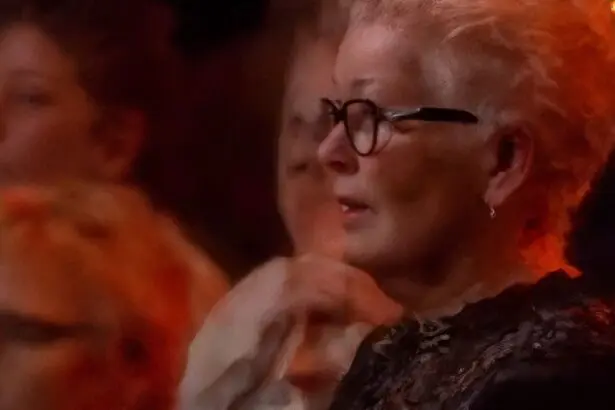 De vrouw is overstuur tijdens de show van Paul de Leeuw wat hij dan doet is zo ongelofelijk mooi