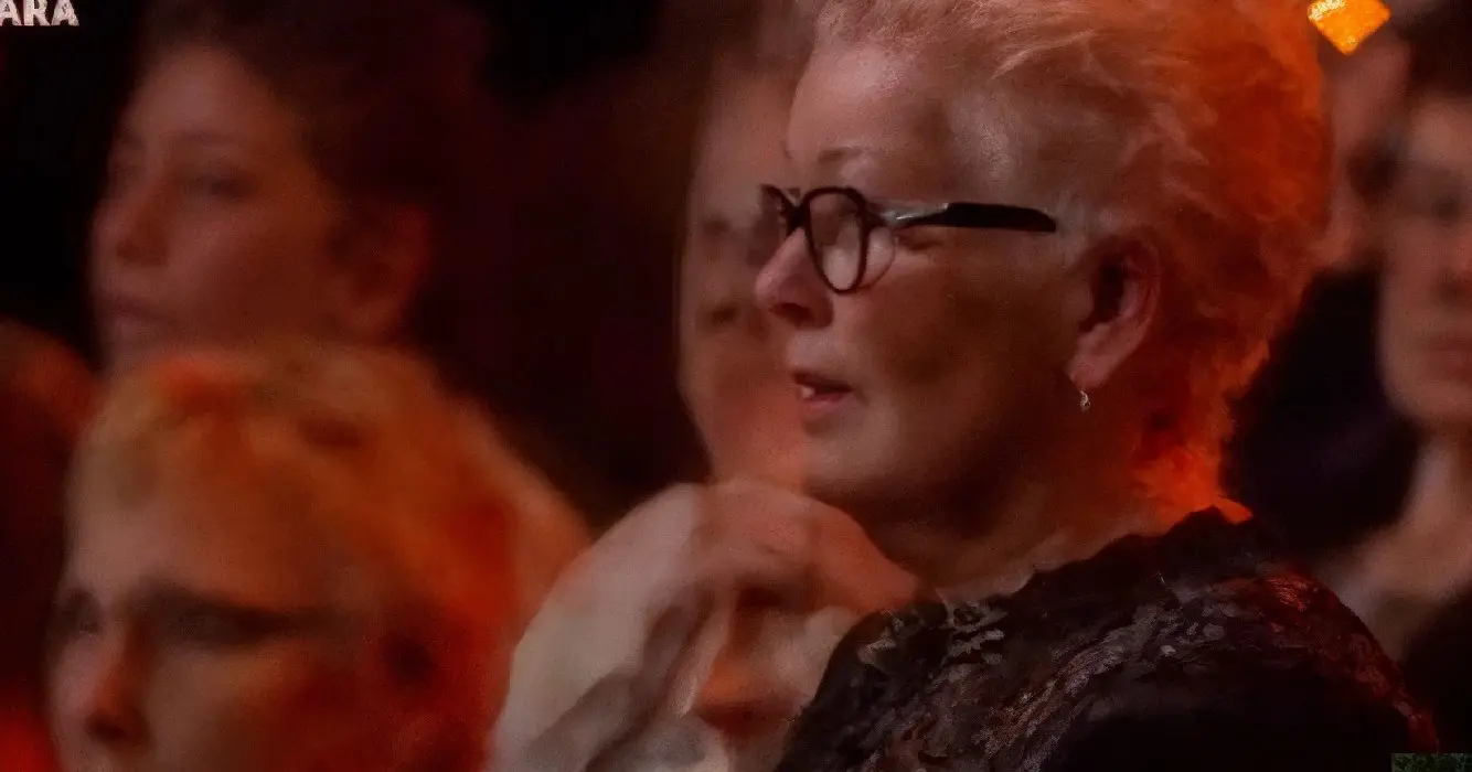 De vrouw is overstuur tijdens de show van Paul de Leeuw wat hij dan doet is zo ongelofelijk mooi
