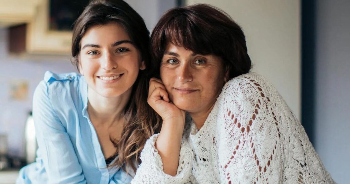Vrouwen beginnen op hun moeder te lijken als ze 33 jaar oud worden