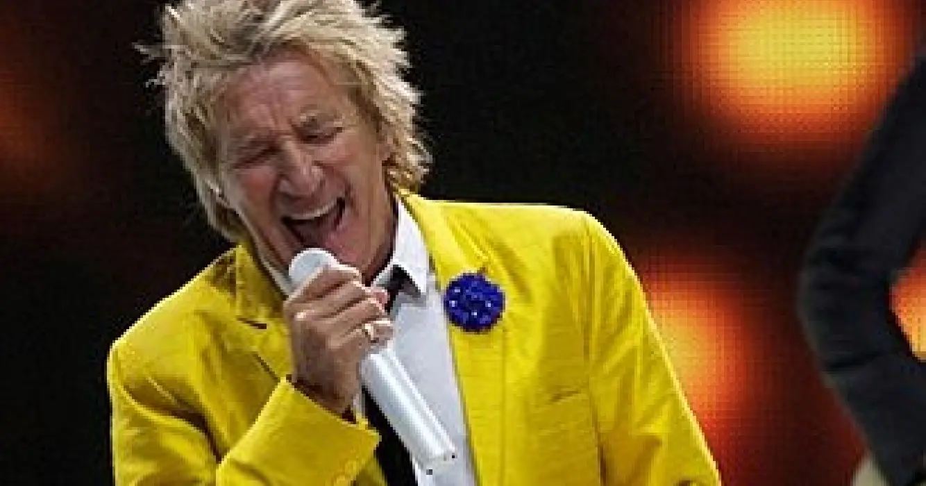 Hartverwarmend: zie hoe Rod Stewart hele speciale gast voor duet uitnodigt