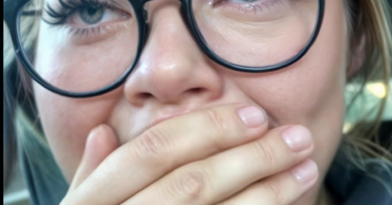 Vrouw geschokt als ze per ongeluk tattoo op buitenkant van haar lip krijgt