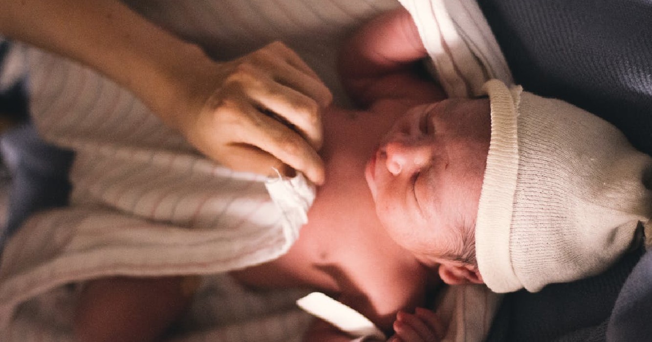 Moeder vraagt rokende oma om zich te douchen en omkleden voordat ze kleinkind mag vasthouden