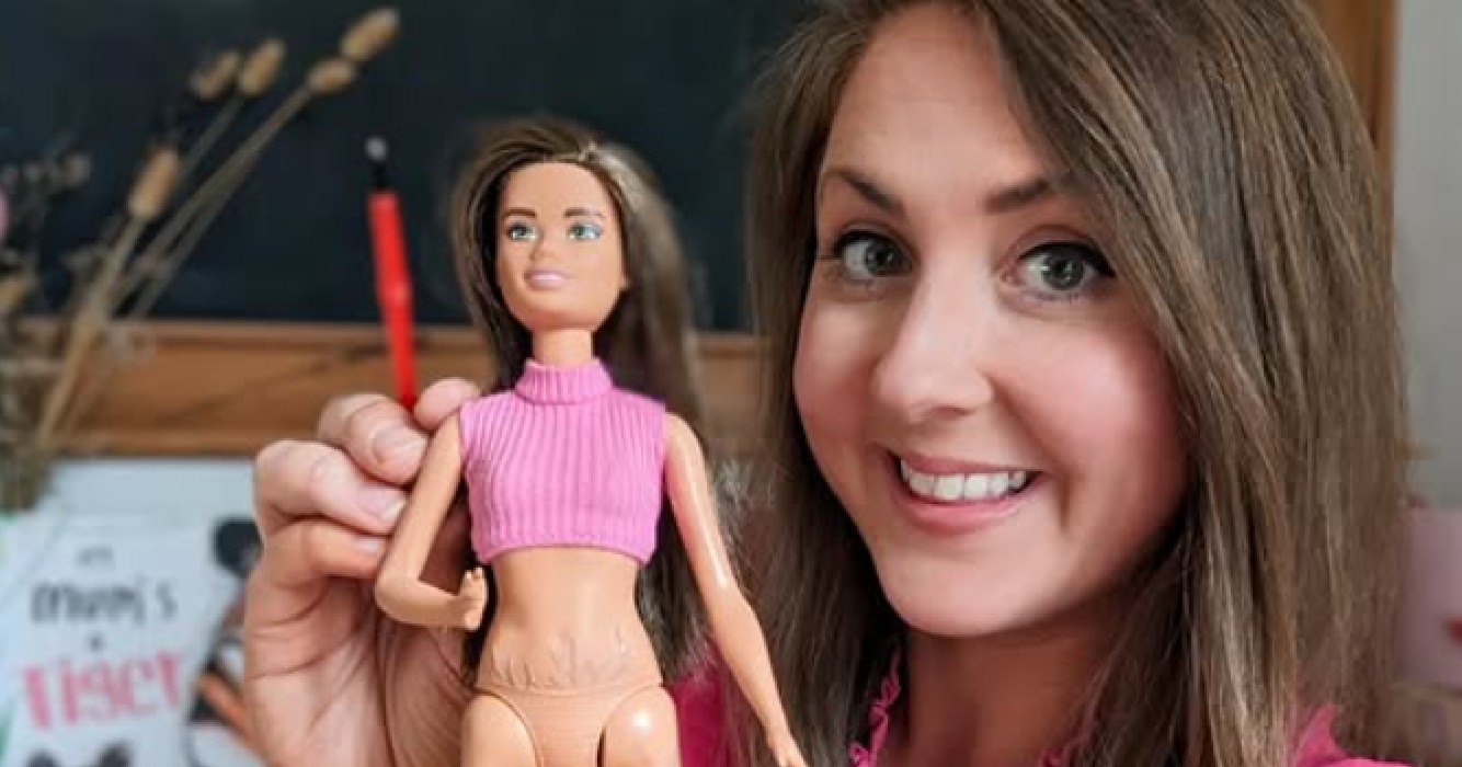 Moeder tekent striemen op Barbie voor haar dochter