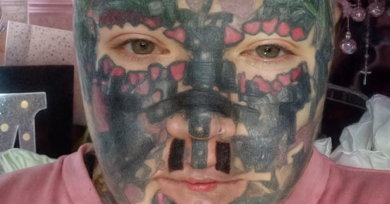 Moeder met 800 tatoeages worstelt werk te vinden omdat ze steeds wordt afgewezen