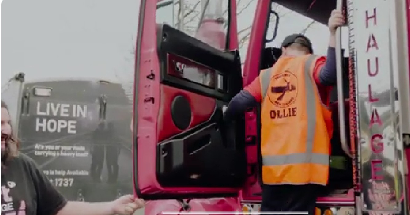 Eenzaam jongetje heeft beste verjaardag ooit dankzij 65 truckers
