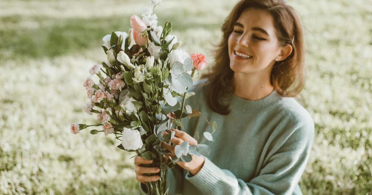 Man wordt gevraagd waarom hij zijn ex vrouw nog steeds bloemen stuurt en zijn antwoord is geweldig