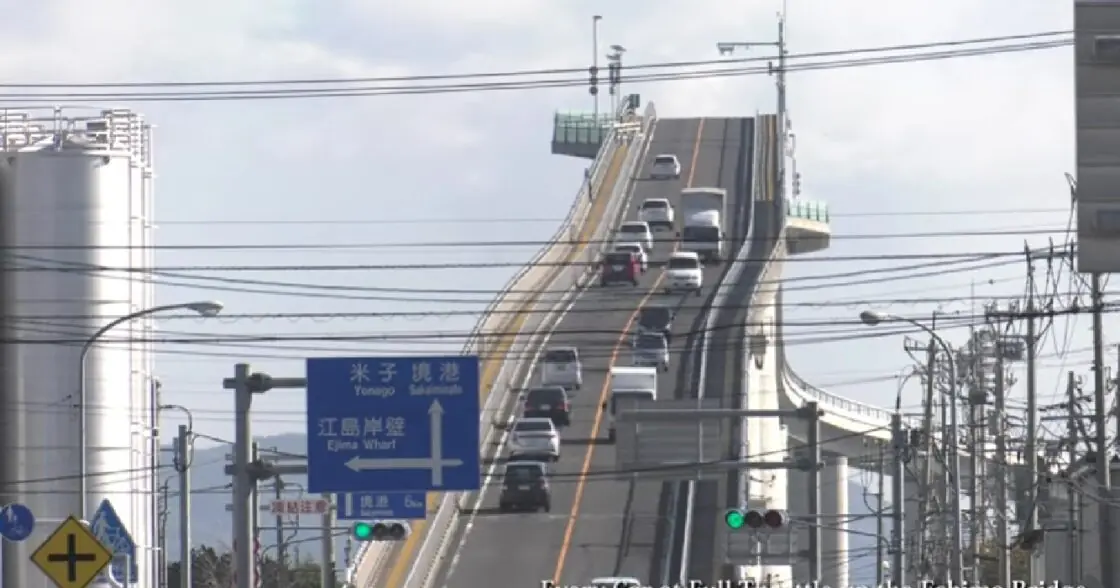 Engste brug ter wereld in japan doet denken aan achtbaan voor automobilisten