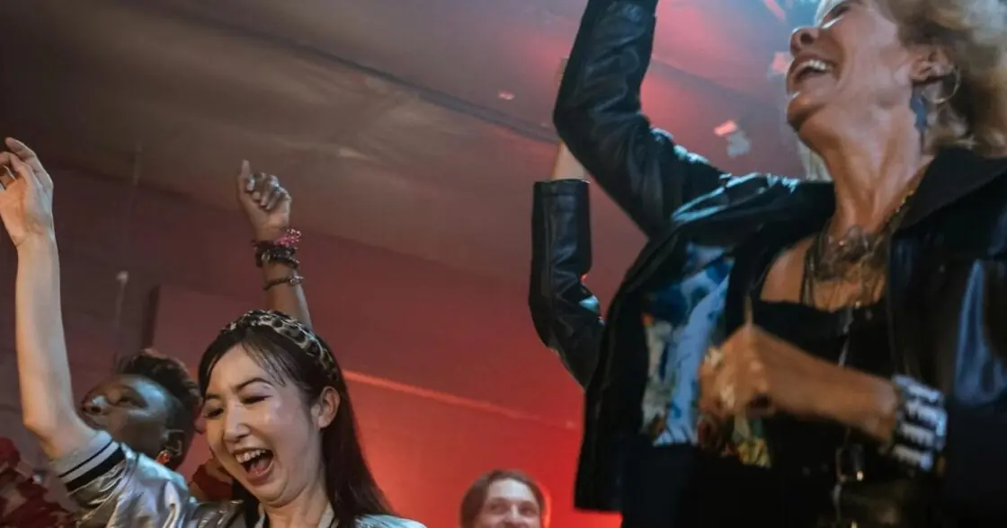 Honderd dansscènes worden gebruikt om een geweldige compilatie te maken dit is het resultaat
