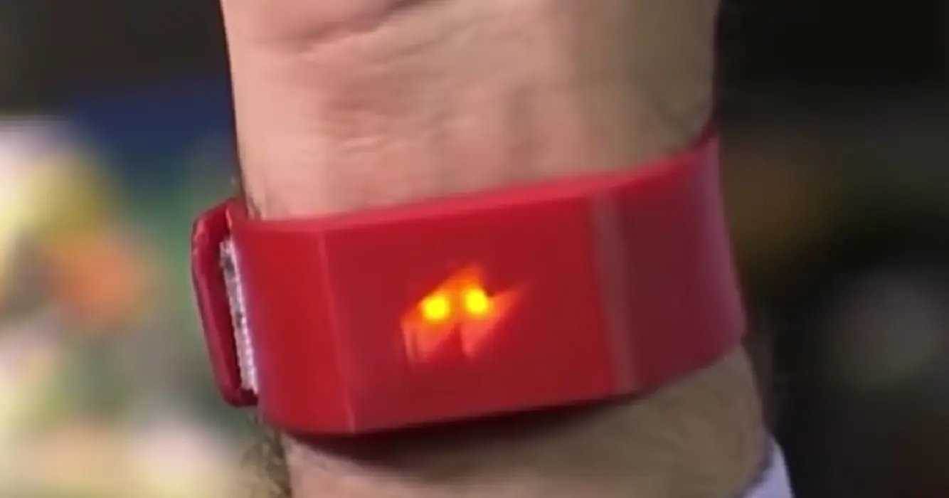 Deze armband geeft je een schok als je te veel snoep eet